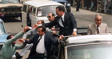 محاولة مواطن الوصول إلى مبارك فى بداية تولية  السلطة قابلها حراسه بعنف شديد