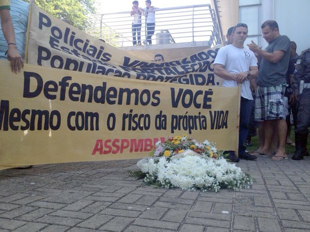 Policiais realizaram manifestação no cruzamento das avenidas Bernardo Vieira e Hermes da Fonseca, em Natal (Foto: Michelle Rincon/Inter TV Cabugi)