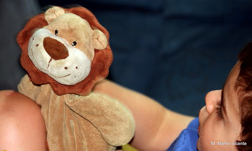 Félix con Monet el muñeco de dormir