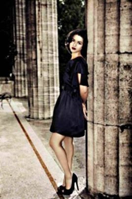 Khatia BUNIATISHVILI. Sexe - fesses - obus - regards aguicheurs ou dramatiques et le reste... Bach, Beethoven et les autres deviennent un prétexte à ce que l'interprètre se mette en scène elle-m'aime !