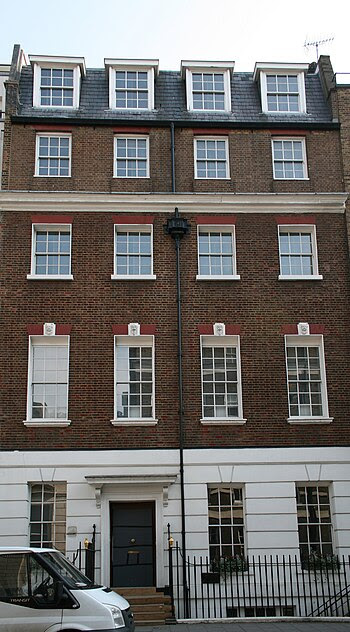 English: View from the street of the front of ...