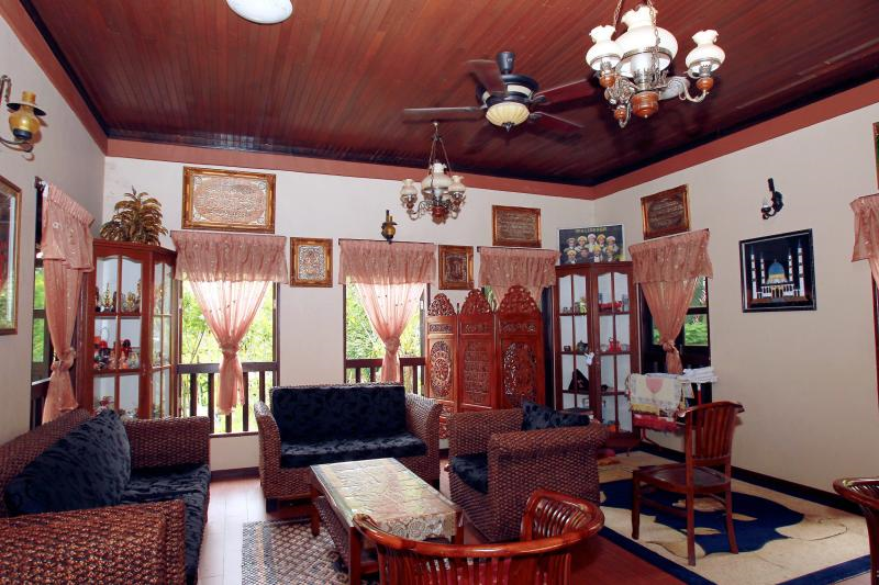 Rumah Mak Ayah Rumah Anak Juga Rumah Anak Tetap Rumah Rumah Mak Ayah Rumah Anak Juga Rumah Anak Tetap Rumah