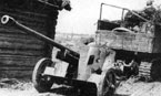 O STZ-5 reboca o troféu alemão capturado - a pistola anti-tanque Pak 40 de 75 mm.