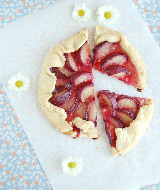 Vanilla-spiked plum galette / Galette de ameixa e baunilha