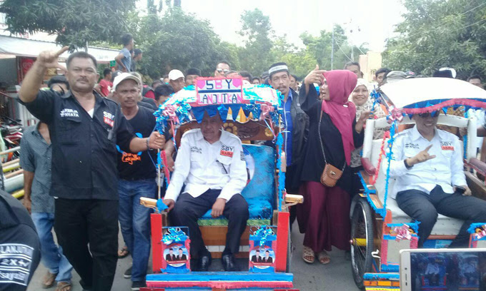 Daftar ke KPU, SBY-AMM Naik Becak