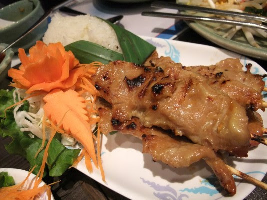 裸にネクタイの 裸の宴 タイ料理