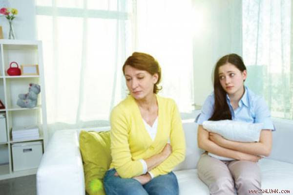 Hãy ngừng “ném đá”, kể tội mẹ chồng và tự nhìn nhận lại bản thân mình (Ảnh minh họa)