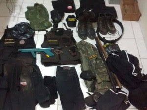 Material apreendido com os dois falsos policiais (Foto: Divulgação/Polícia Civil)