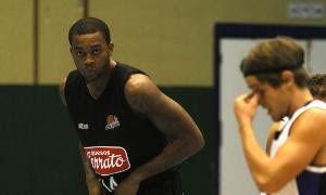 El Palencia Baloncesto rescinde al pívot bahameño Bennet Davis
