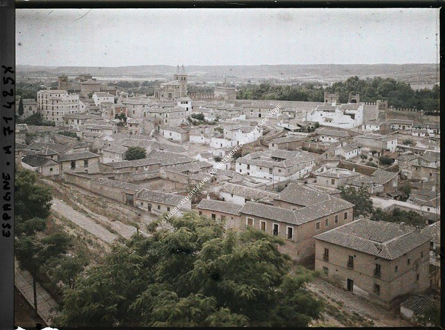 Arrabal de las Covachuelas entre el 15 y el 17 de junio de 1914. Autocromo de Auguste Léon. © Musée Albert-Kahn - Département des Hauts-de-Seine 