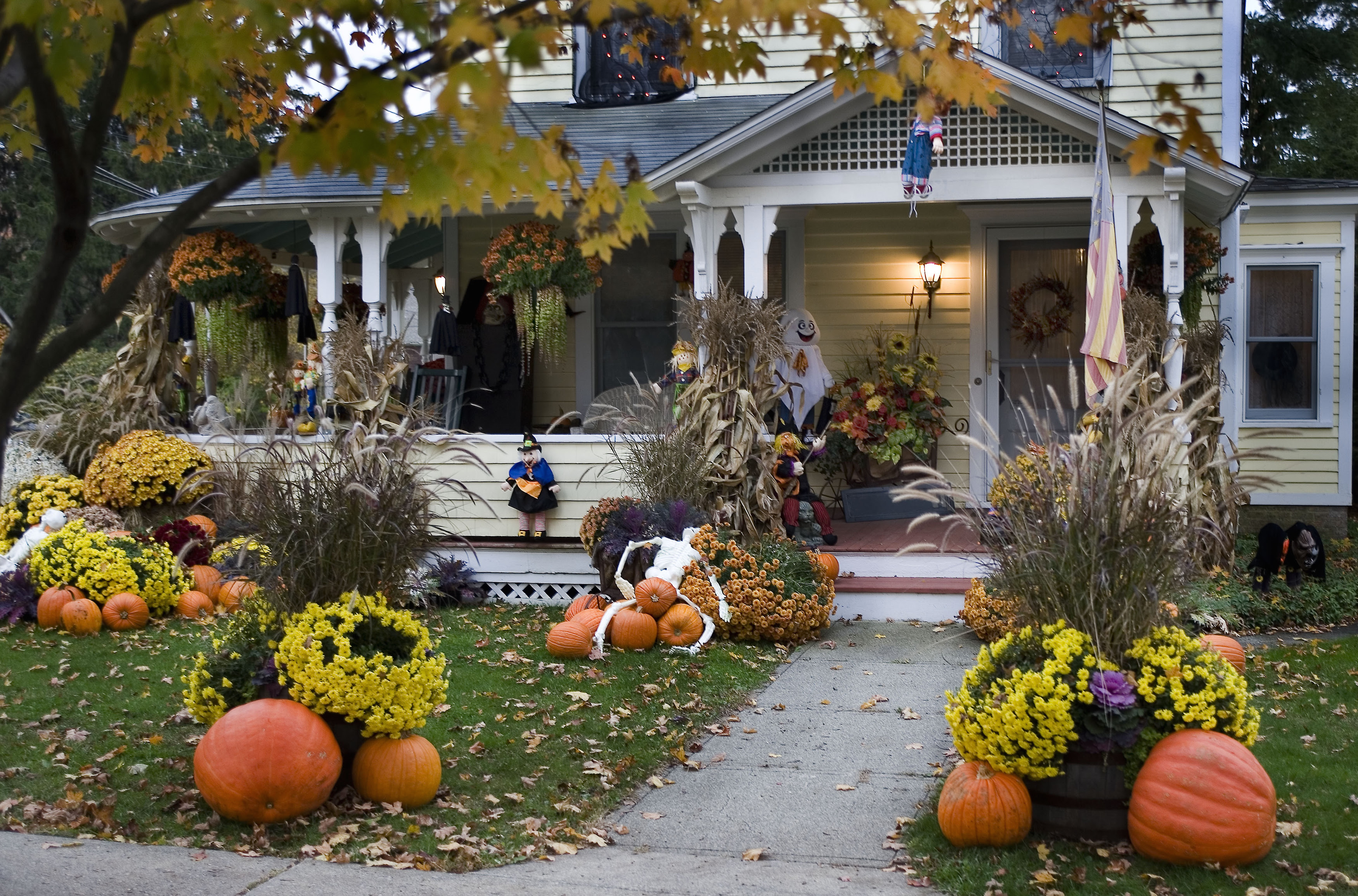 Outside Home Decor : Outdoor Christmas decorating ideas | Ideal Home : Elegant home decor inspiration and interior design ideas, provided by the experts at tour celebrity homes, get inspired by famous interior designers, and explore the world's architectural treasures.