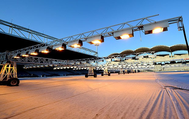 preparação do estádio Gerland em Lyon devido a neve (Foto: AFP)