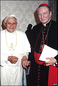 Cardenal Carlo María Martini con el Papa Benedicto XVI en foto de 2005.