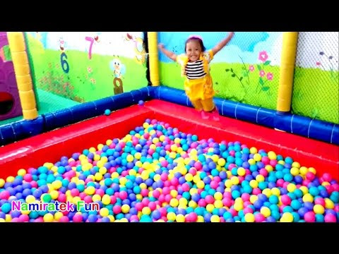 VIDEO : mandi bola banyak sekali & naik odong-odong mobil mainan anak - play balls pit show & mini merry - selamat datang di namiratek fun ! halo teman-teman namiratek fun sedang asik main odong odong mobil mini & mandi bola ...