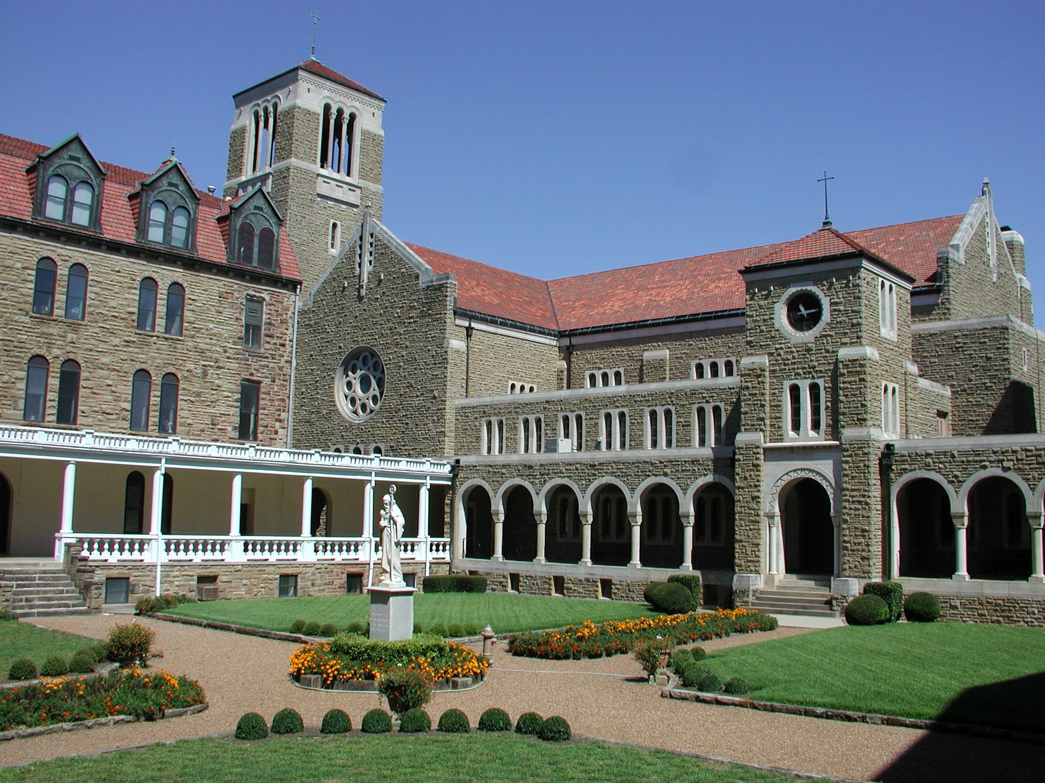http://upload.wikimedia.org/wikipedia/commons/4/48/SubiacoAbbeyAcademyArkansasUSA.JPG