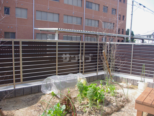 道路に面しているリビングの目隠し