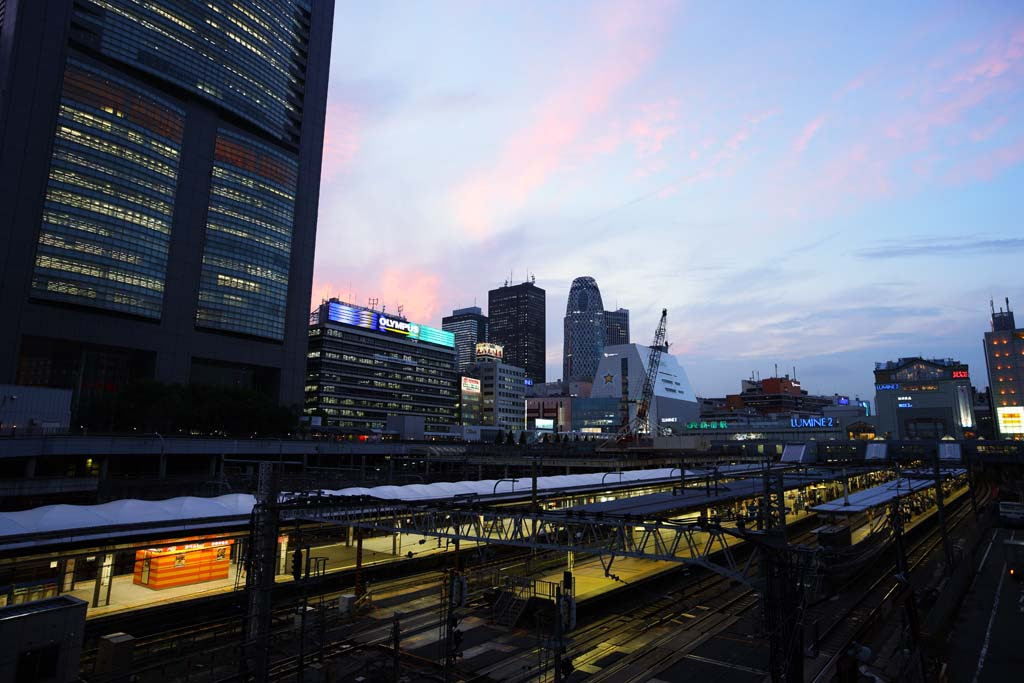 ゆんフリー写真素材集 No 6125 新宿駅の夕暮れ 日本 東京