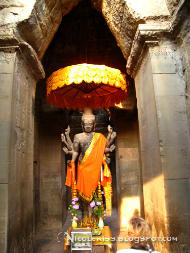 buddha statue inside angkor wat