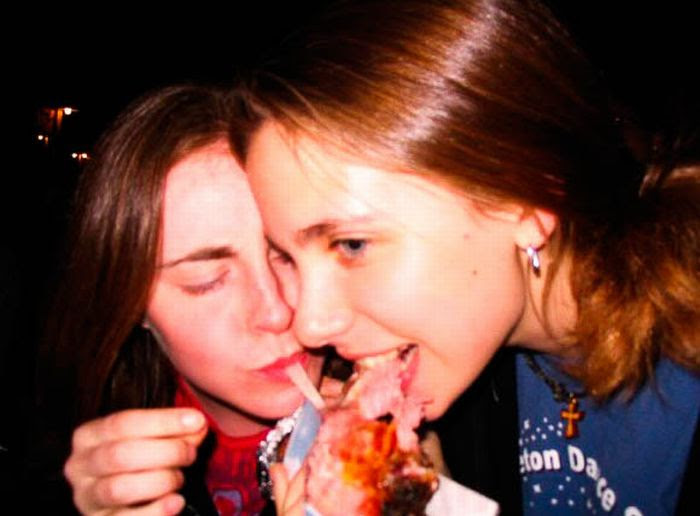 Girls with a Turkey Leg (37 pics)