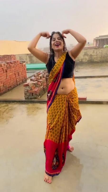 Sexy Girl Dancing in the Rain and Showing Armpits & Navel