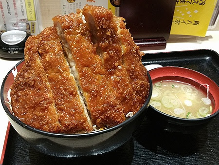 長野県情報の発信基地 グルメ情報で長野県を元気に ソースかつ丼明治亭長野駅店 蓋が閉まらないソースカツ丼