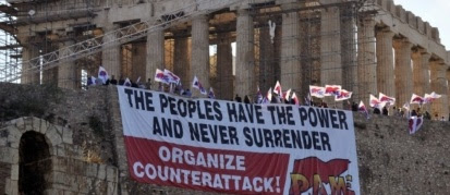 Banderole déployée sur l'Acropole