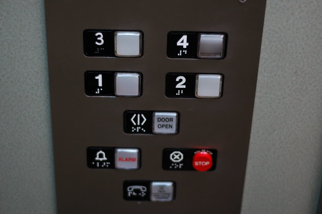 エレベータを途中で止めるボタンって海外では一般的なのでしょう 人力検索はてな