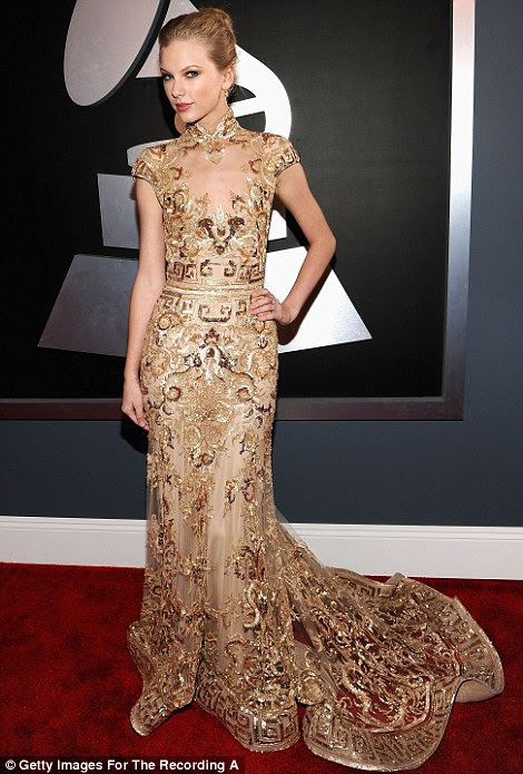 Impressionante: Taylor Swift parecia muito adulta em seu vestido Zuhair Murad glamourosa, que destacou sua figura escultural