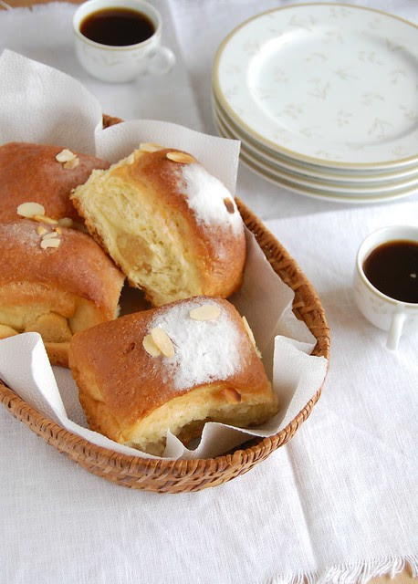 Lemon and almond buns / Pãezinhos de limão siciliano e amêndoa