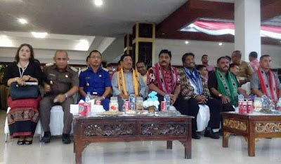 Ambon, Malukupost.com - Pemerintah Kabupaten (Pemkab) Maluku Barat Daya (MBD) secara resmi mendeklarasikan calon pemekaran provinsi perbatasan kepulauan MBD, yang berlangsung di lapangan merdeka, Ambon, Kamis (3/11). Yang ditandai dengan penekanan sirine oleh Wakil Gubernur Maluku, Zeth Sahuburua, dan disaksikan secara langsung oleh anggota DPR RI Mercy Barends, Ketua dan Anggota DPRD MBD, seluruh camat dan kepala desa serta seluruh masyarakat MBD. Sebelum penekanan sirine, ketua DPRD Kabupaten MBD S.Y Petrus, dalam membacakan keputusan deklarasi calon pemekaran provinsi perbatasan kepulauan MBD, menyatakan berdasarkan kepentingan strategis nasional untuk kedaulatan NKRI dibagian selatan provinsi perbatasan kepulauan MBD yang berbatasan Timor Leste dan Australia. “Kami masyarakat MBD dalam semangat perjuangan yang tinggi mendeklarasi. Bahwa deklarasi ini merupakan keinginan dari seluruh hati masyarakat yang paling dalam dan tindakan perjuangan segenap masyarakat MBD akan ditindaklanjuti dengan bentuk perjuangan yang mengarah terbentuknya provinsi perbatasan kepulauan MBD, demi kesejahteraan masyarakat di bumi kalwedo,” tandas Petrus. Sementara itu, Wakil Gubernur Maluku, Zeth Sahuburua, mengungkapkan pemda Maluku mendukung sepenuhnya dan akan meneruskan proses pemekaran ke tingkat pemerintah pusat. Dirinya juga meminta dukungan seluruh masyarakat MBD dan secara luas masyarakat Maluku, untuk membantu pemerintah daerah mewujudkan pemekaran ini. "Keberhasilan ini bukan hanya keberhasilan MBD, tetapi secara luas NKRI," tegasnya. Anggota DPR- RI Mercy Barends, pada kesempatan yang sama mengatakan deklarasi ini merupakan peristiwa bersejarah yang tidak akan terjadi kedua kalinya. "Ribuan masyarakat yang hadir membuktikan kerinduan dari masyarakat MBD yang paling dalam untuk menjadi satu daerah otonom baru,"kata barends. Menurut Barends, pemekaran ini bukan hanya bertujuan untuk memperpendek rentang kendali, tetapi membuka ruang pertumbuhan baru dalam membangun martabat yang kuat. Sehingga semua orang dapat melihat bahwa orang Maluku merupakan satu kesatuan, dan melihat bahwa masyarakat Maluku duduk sama rendah, berdiri sama tinggi. "Tuhan melihat dan mendegar apa yang kita lakukan saat ini dan Dengan pertolongan Tuhan semuanya akan terealisasi," tegasnya. Bupati MBD, Barnabas Orno dalam sambutannya, mengatakan peluang pemekaran calon provinsi perbatasan kepulauan MBD cukup besar dilihat dari cakupan wilayah yang begitu luas dan Sumber Daya Alam (SDA) yang begitu melimpah. Ditambah dengan akan dibentuk dua kabupaten baru, yakni kabupaten terselatan dan kabupaten kepulauan Babar Damer, yang akan disiapkan untuk memenuhi syarat dan ketentuan pemekaran. “Hal ini ditunjang dengan potensi SDA diantaranya blok masela, dan blok lainnya yang ada di bumi kalwedo. Terdapat jumlah kawasan pertambangan, tambang emas di romang, dan mineral lainnya mangan dan besi,” ujarnya. Orno katakan, bidang pertanian antara lain cengkeh pala, madu, perternakan yakni kerbau kambing dan domba, dan bidang pariwisata yaitu gunung kerbau yang begitu mempesona dan mengesankan, pantai yang begitu indah, dan dibungkus dengan adat istiadat yang masih tetap terjaga sampai saat ini. "Dengan potensi ini, saya yakin akan mampu menghidupkan masyarakat MBD dan secara luas NKRI,"pungkasnya. Orno meyakini, dengan terbentuknya provinsi perbatasan kepulauan MBD akan semakin meningkatkan pembangunan dan kesejahteraan masyarakat MBD. Ketua DPRD Maluku dalam sambutannya yang diwakili Ketua Komisi A, Melky Frans, mengatakan pemerintah pusat sudah membuka peluang untuk pemekaran wilayah dan undang-undang membuka ruang untuk hal ini. "Ada banyak daerah mengaku akan melakukan pemekaran, tetapi tidak menindaklanjutinya. Yang hanya menindaklanjuti adalah MBD dengan melakukan deklarasi," ungkapnya. Frans menambahkan, apa yang dibuat pemerintah kabupaten MBD merupakan keputusan cemerlang. Dan kalau ada yang tidak mendukung, maka orang tersebut adalah orang pencemburu. "Mohon maaf basudara dari Tenggara, Buru dan Seram. Terpaksa MBD menjadi provinsi sendiri," pungkasnya. (MP-7)