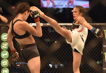 جانب من المعركة الشرسة ضمن مسابقة strawweight -اليوم السابع -11 -2015