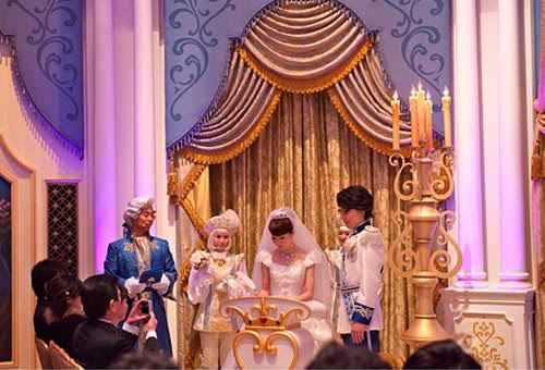シンデレラ城で初の結婚式が行われた ディズニー裏話 雑学 トリビアが2 000話以上 ディズニーブログ じゃみログ