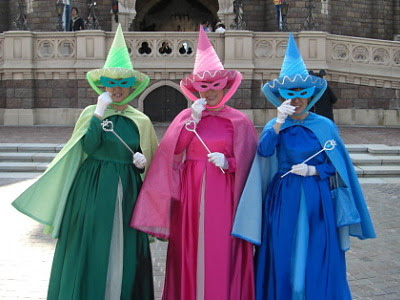 ハロウィーン２００８ 毎年 ３人の妖精の新しいバージョンを作ってきましたが 今年はドレスのみの新作を２バージョン制作 今までに作った帽子 マントとの組み合わせで仮装を楽しみました また ３人の妖精以外のキャラクターにもトライ