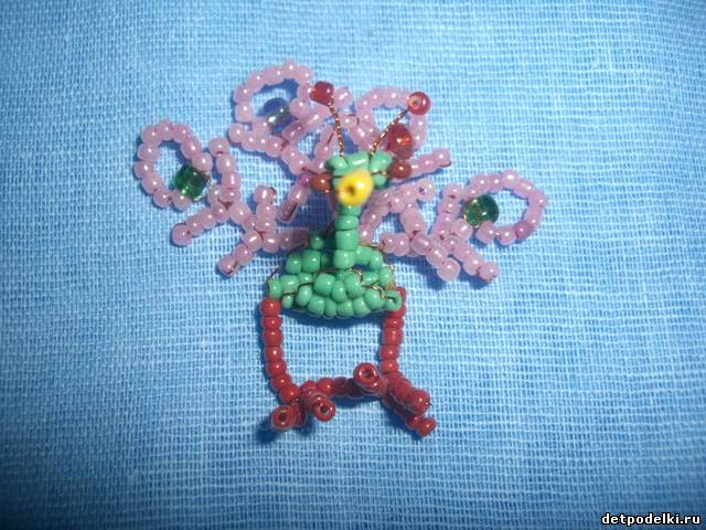 Плёл сына мой во втором классе, у него ёлочка маленькая была украшенная игрушками из бисера.