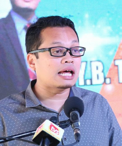 Nik Nazmi