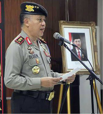 Ambon, Malukupost.com - Kapolda Maluku Irjen Pol Deden Juhara menegaskan, setiap personel polisi harus tetap waspada dan jangan takut dengan berbagai aksi teror yang ditujukan kepada anggota polri. "Kita tidak takut dengan teror dan polisi harus tegar, jadi anggota polri maupun PNS jangan takut karena kita berada di tengah-tengah masyarakat," kata Kapolda di Ambon, Sabtu (1/7).