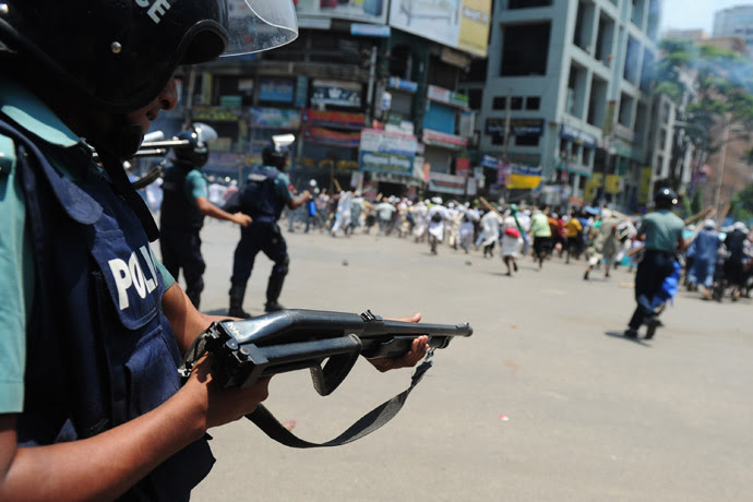 Bangladeshi police fire rubber bullets towards demonstrators during clashes with Islamists in Dhaka on May 5, 2013. (AFP Photo/Munir uz Zaman)