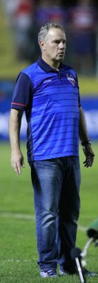 Técnico Paulo Bonamigo observa o time à beira do campo