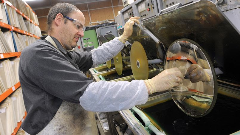 La galvanoplastie est l'étape qui permet de réaliser une matrice en nickel, par un procédé d'électrolyse.