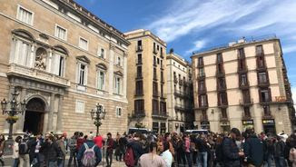 Concentracions a la plaça Sant Jaume per l'operatiu de l'1-O (@paulaflorit)