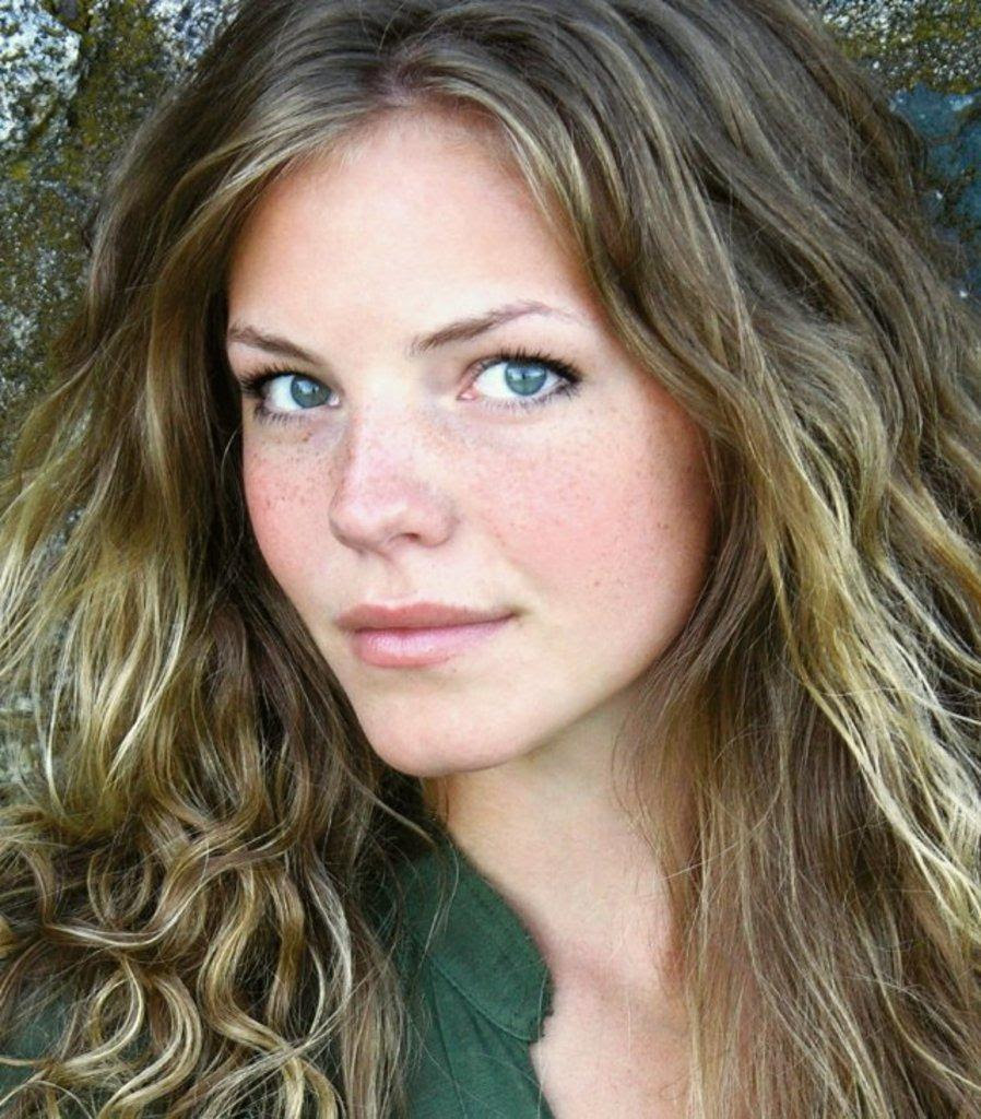 Eloise Mumford – Unbelievably Pretty Without Makeup (Headshot