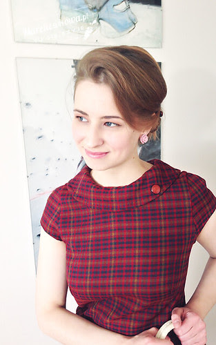 Burda 9/2012, dress 108, marchewkowa, blog, szafiarka, szycie, krawiectwo, retro, moda, fashion, 60s, lata sześćdziesiąte, kołnierzyk, sukienka, kratka, wykrój, stylizacja, vagabond gaga, torebka z kokardą fablou, bursztynowy guzik, kolczyki różyczki