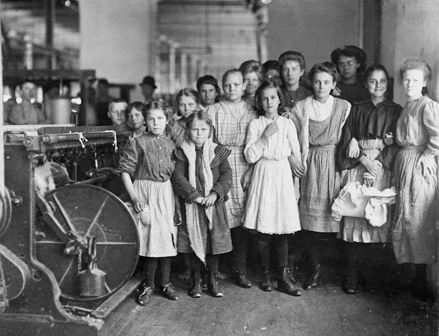 Textile mill workers in Newberry, South Carolina, in December of 1908.