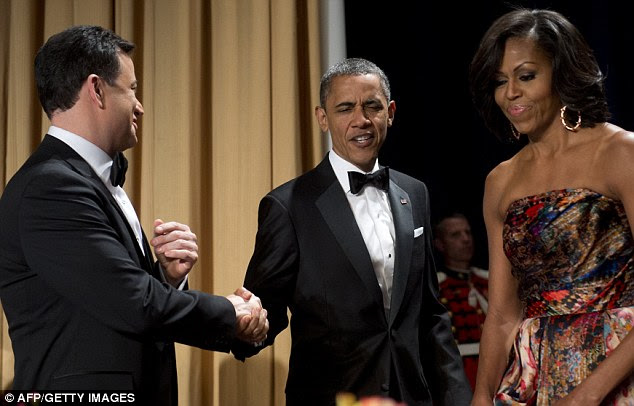 Cinco alta: Comic Jimmy Kimmel terminou o seu discurso agitando as mãos com o Presidente ea Primeira Dama 