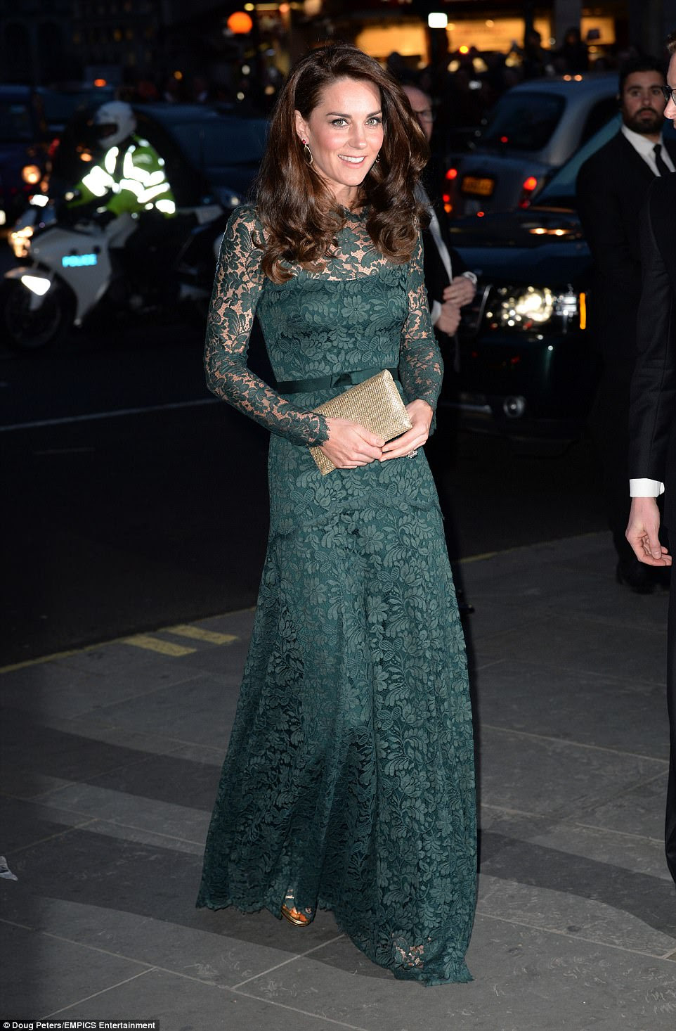 A duquesa de Cambridge chega na galeria nacional do retrato para o fundraiser 2017 da gala do retrato em um vestido verde do laço por Temperley Londres