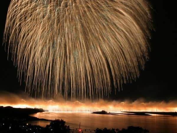 3列シートバス スターペガサス号 で行く 22名限定 イス観覧席から見物 長岡まつり大花火大会2日間 新都心 川越 高崎出発 新聞掲載された国内超お得旅行情報