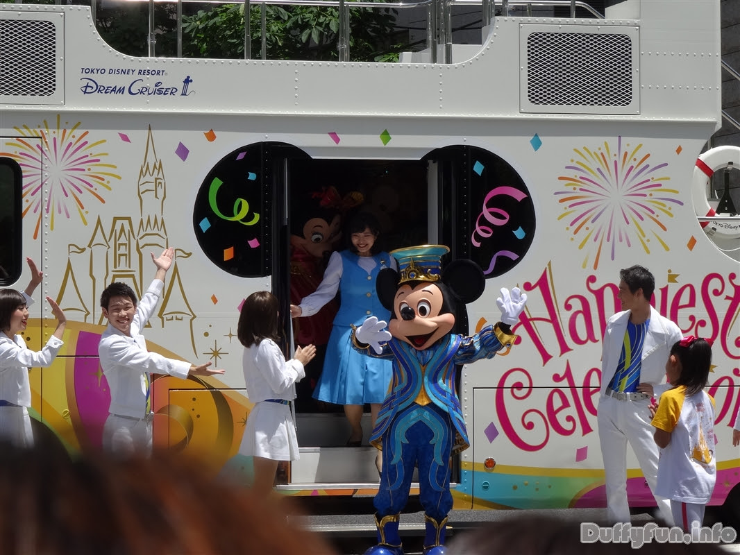 スタート地点で降りてきたミッキーたち 神戸まつり ダッフィーファンブログ