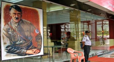 Poster Hitler menghiasi pada salah satu dinding toko di salah satu pusat perbelanjaan Negara Bagian Meghalaya dalam menyambut pemilu parlemen pemilu India.