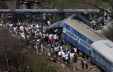 Tragédia ocorreu perto da estação de Roha, a 110 quilômetros de Mumbai. Vagões precisaram ser cortados no salvamento (Estadão Conteúdo)