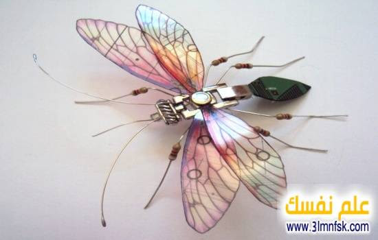 An-artist-turns-old-circuit-boards-and-electronic-components-into-beautiful-insects